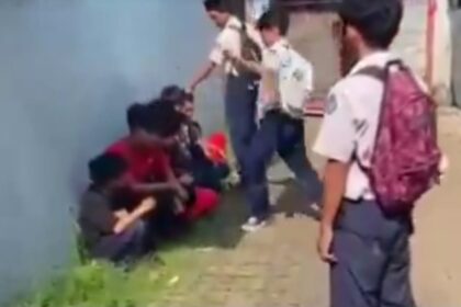 Aksi perundungan siswa SMPN 1 Tambun Selatan berseragam di Tambun Selatan, Kabupaten Bekasi. Foto: Tangkap layar X @narkosun