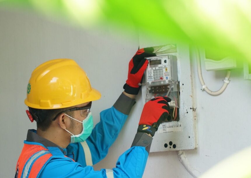 Ilustrasi petugas PLN tengah melakukan proses penambahan daya listrik di rumah pelanggan. Foto: PLN