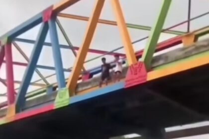Dua remaja di Tegal ditemukan warga dalam keadaan tidak bernyawa usai lompat dari Jembatan ke sungai. Foto: Tangkap layar IG @info.negri