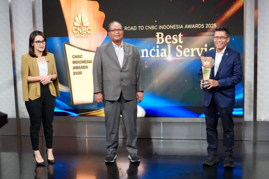PT Permodalan Nasional Madani (PNM) meraih penghargaan Global Microfinance & Female Empowerment Award pada ajang CNBC Indonesia Awards 2025. Foto: Dok PNM