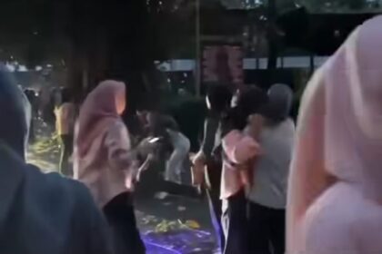 Sejumlah karyawan pabrik konveksi di Desa Cemplang, Kecamatan Cibungbulang, Kabupaten Bogor, mengalami kesurupan massal pada Kamis malam (16/10/2025) usai pohon besar di sekitar lokasi tumbang akibat hujan dan angin kencang. Foto: tangkapan layar IG @bogor24update