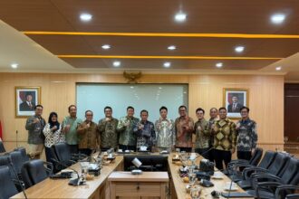 Menteri Lingkungan Hidup, Hanif Faisol Nurofiq bersama Ketua Umum ICBA, Rob R Kardinal dan Noer Adi Wardojo, Staf Ahli Bidang Kelestarian Sumber Daya Keanekaragaman Hayati dan Sosial Budaya Kementerian Lingkungan Hidup, M Bagus Pratomo, Sekretaris Jenderal ICBA, Johan Putra Seto, Bendum ICBA, Handoko dan Maximillian Prawira, Waketum ICBA serta Dio Irsandi, Aldian Sitompul, dan M Yoga Anindito, Wasekjen ICBA dalam pertemuan mendukung implementasi kebijakan pemerintah terkait pengelolaan dan perdagangan karbon di Jakarta, Jumat (17/10/2025). Foto: Ist