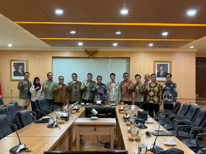 Menteri Lingkungan Hidup, Hanif Faisol Nurofiq bersama Ketua Umum ICBA, Rob R Kardinal dan Noer Adi Wardojo, Staf Ahli Bidang Kelestarian Sumber Daya Keanekaragaman Hayati dan Sosial Budaya Kementerian Lingkungan Hidup, M Bagus Pratomo, Sekretaris Jenderal ICBA, Johan Putra Seto, Bendum ICBA, Handoko dan Maximillian Prawira, Waketum ICBA serta Dio Irsandi, Aldian Sitompul, dan M Yoga Anindito, Wasekjen ICBA dalam pertemuan mendukung implementasi kebijakan pemerintah terkait pengelolaan dan perdagangan karbon di Jakarta, Jumat (17/10/2025). Foto: Ist