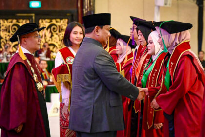 Presiden Prabowo menghadiri Sidang Senat Terbuka dalam rangka Pengukuhan Mahasiswa Baru Sarjana dan Magister Tahun Ajaran 2025/2026, serta Wisuda Sarjana sekaligus Dies Natalis UKRI 2025. Foto: BPMI Setpres
