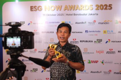 BNI meraih Green Warrior Award dalam ajang ESG Now Awards 2025, atas keberhasilannya menjalankan Program Peningkatan Kesejahteraan Nelayan melalui Regenerasi Hutan Mangrove di Teluk Pangpang, Banyuwangi. Foto: Dok BNI