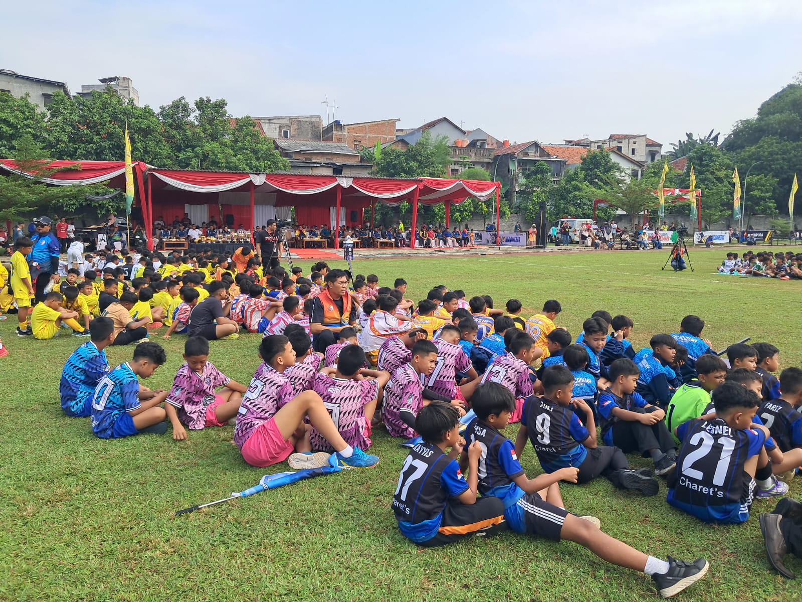 Piala Kemenpora Apsumsi 2025, Agus Rianto: Ajang grassroots ini menjadi pondasi Kuat bagi Sepak Nola Nasional 2 Ratusan pesepak bola muda dari berbagai provinsi berfoto bersama dalam pembukaan Festival Sepakbola Piala Kemenpora Apsumsi 2025 di Sport Center Yayasan Minhajurosyidin, Jakarta, Sabtu (18/10/2025).