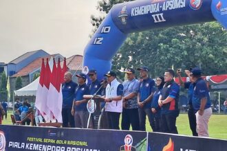 Ratusan pesepak bola muda dari berbagai provinsi berfoto bersama dalam pembukaan Festival Sepakbola Piala Kemenpora Apsumsi 2025 di Sport Center Yayasan Minhajurosyidin, Jakarta, Sabtu (18/10/2025).