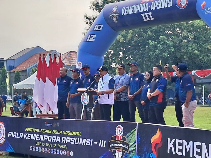 Ratusan pesepak bola muda dari berbagai provinsi berfoto bersama dalam pembukaan Festival Sepakbola Piala Kemenpora Apsumsi 2025 di Sport Center Yayasan Minhajurosyidin, Jakarta, Sabtu (18/10/2025).