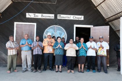 Wakil Menteri Dalam Negeri (Wamendagri) Ribka Haluk beserta jajarannya dalam kunjungan kerja ke Sekolah Tinggi Alkitab (STA)/Sekolah Menengah Teologi Kristen (SMTK) Tom Bozeman Sinakma Wamena, Kabupaten Jayawijaya, Papua Pegunungan, Jumat (17/10/2025). Foto: Dok Kemendagri