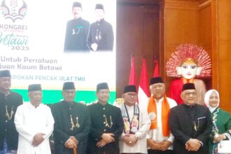 Ketua Majelis Adat Bamus Suku Betawi 1982, Nachrowi Ramli (keempat dari kanan).(foto sofian/ipol.id)