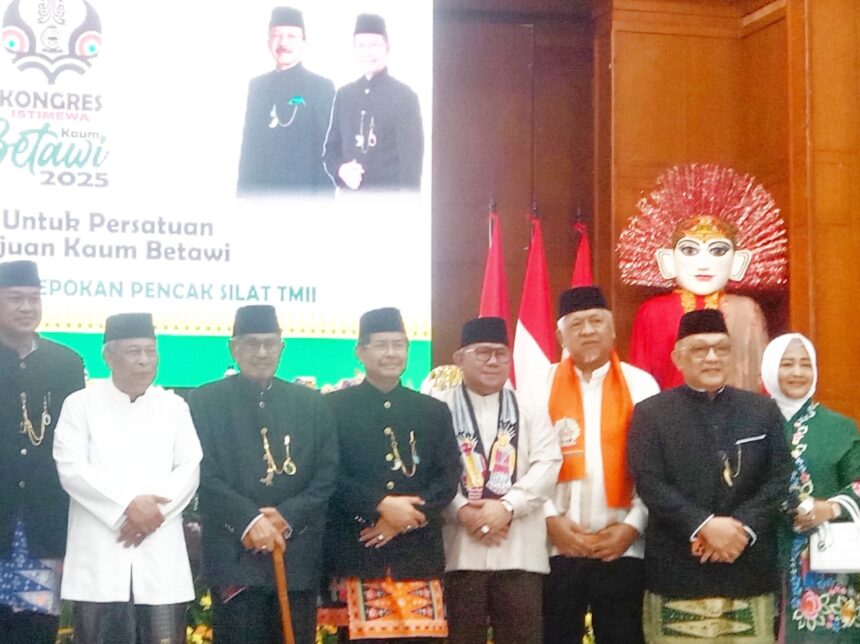 Ketua Majelis Adat Bamus Suku Betawi 1982, Nachrowi Ramli (keempat dari kanan).(foto sofian/ipol.id)