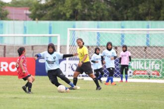 Aqilla Azahra Putri Yuana tampil sebagai pahlawan yang mengantarkan MI Baburroyyan Kiyudan menjadi juara pada MilkLife Soccer Challenge Yogyakarta Seri 1 2025 - 2026 sekaligus top skor KU 10 dengan torehan 39 gol. Foto/Megapro