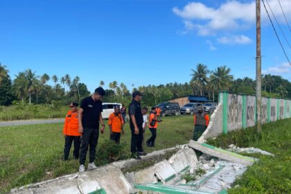 Tim Reaksi Cepat BNPB bersama BPBD Kabupaten Sarmi melakukan kaji cepat terkait kerusakan bangunan ibadah pascagempa M 6.6 di Kabupaten Sarmi, Papua, Minggu (19/10/2025). Foto: Ist