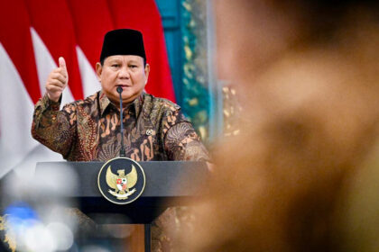 Presiden Prabowo Subianto menyampaikan pengantar dalam Sidang Kabinet Paripurna di Istana Negara, Jakarta, pada Senin (20/10/2025). Foto: BPMI Setpres