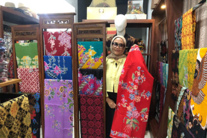 Salah satu sosok yang berperan menjaga sekaligus memperkaya tradisi batik adalah Datik Daryanti, pendiri Datik Batik dari Tangerang Selatan, Banten. Foto: Dok BRI