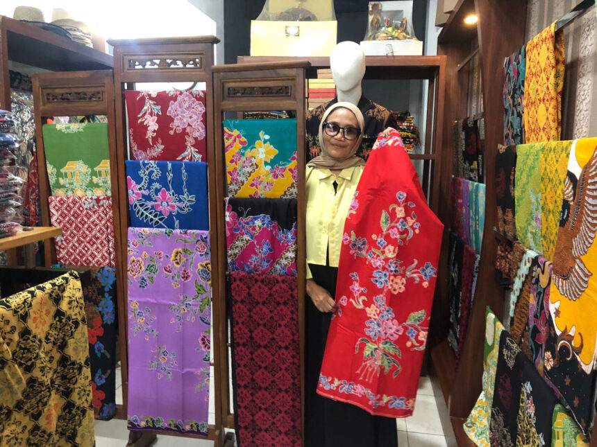 Salah satu sosok yang berperan menjaga sekaligus memperkaya tradisi batik adalah Datik Daryanti, pendiri Datik Batik dari Tangerang Selatan, Banten. Foto: Dok BRI