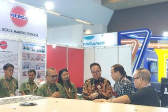 Momen CEO Krista Exhibitions, Daud D. Salim, mendatangi salah satu tenan ALLPACK INDONESIA 2025 di Jakarta International Expo (JIExpo) Kemayoran, Selasa (21/10/2025). Foto: Ipol.id/ Vinolla Romadhona