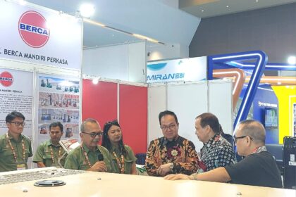 Momen CEO Krista Exhibitions, Daud D. Salim, mendatangi salah satu tenan ALLPACK INDONESIA 2025 di Jakarta International Expo (JIExpo) Kemayoran, Selasa (21/10/2025). Foto: Ipol.id/ Vinolla Romadhona