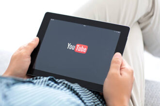 Ilustrasi, YouTube meluncurkan fitur baru untuk mendeteksi dan melindungi wajah kreator dari penyalahgunaan teknologi deepfake berbasis AI. Foto: Istock @Prykhodov