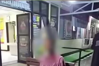 Petugas Satreskrim Polres Padang Pariaman mengamankan terduga pelaku pencabulan terhadap anak kandungnya di wilayah Lubuk Alung, Rabu (22/10/2025) dini hari. Pelaku langsung dibawa ke Mapolres untuk pemeriksaan lebih lanjut. Foto: Tangkap layar IG @sumbarkita.id