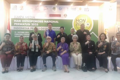 Dalam rangka memperingati Hari Osteoporosis Nasional (HON) 2025, Perkumpulan Warga Tulang Sehat Indonesia (Perwatusi) bersama Perhimpunan Osteoporosis Indonesia (PEROSI) menggelar konferensi pers di Purnomo Yusgiantoro Center (PYC), Rabu (22/10/2025).