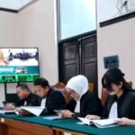 Persidangan Pengadilan Negeri Jakarta Pusat, atas kasus narkotika yang melibatkan aktor Ammar Zoni dan kawan-kawan, Kamis (23/10/2025). Persidangan digelar secara elektronik karena jarak antara Lapas Nusakambangan dan PN Jakarta Pusat dinilai terlalu jauh. Foto: Tangkap Layar TikTok @haludrama3