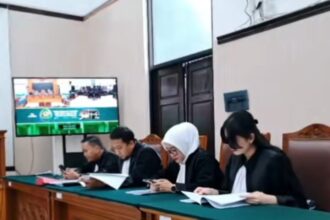 Persidangan Pengadilan Negeri Jakarta Pusat, atas kasus narkotika yang melibatkan aktor Ammar Zoni dan kawan-kawan, Kamis (23/10/2025). Persidangan digelar secara elektronik karena jarak antara Lapas Nusakambangan dan PN Jakarta Pusat dinilai terlalu jauh. Foto: Tangkap Layar TikTok @haludrama3