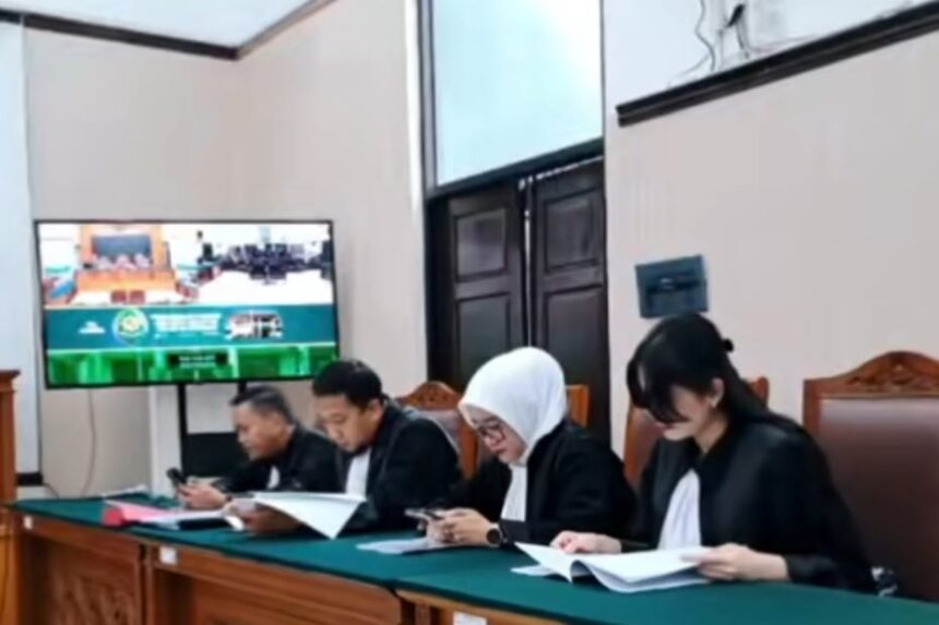 Persidangan Pengadilan Negeri Jakarta Pusat, atas kasus narkotika yang melibatkan aktor Ammar Zoni dan kawan-kawan, Kamis (23/10/2025). Persidangan digelar secara elektronik karena jarak antara Lapas Nusakambangan dan PN Jakarta Pusat dinilai terlalu jauh. Foto: Tangkap Layar TikTok @haludrama3