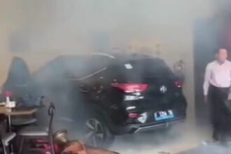 Mobil listrik MG ZS EV tampak menabrak bagian depan Tjokro Hotel di Jalan Pemuda, Klaten, Rabu (22/10/2025). Kendaraan tersebut masuk hingga ke area restoran hotel dan menyebabkan kepanikan pengunjung. Foto: Tangkap layar IG @radiosmarttfm959