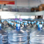 Ilustrasi, Pabrik mesin pengisian air kemasan 20 Liter. Foto: Istock @Amorn Suriyan