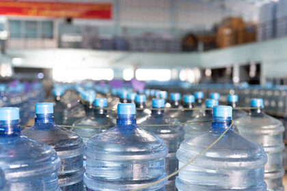 Ilustrasi, Pabrik mesin pengisian air kemasan 20 Liter. Foto: Istock @Amorn Suriyan