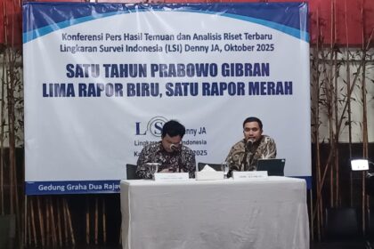 Direktur KCI-LSI Denny JA, Adjie Alfaraby dalam konfrensi pers survei LSI Denny JA di bulan Oktober 2025 "Satu Tahun Prabowo-Gibran, Lima Rapor Biru dan Satu Rapor Merah" di kantor LSI, Jakarta, Kamis (23/10/2025). Foto: Joesvicar Iqbal/ipol.id