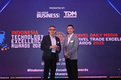 Direktur Utama Infomedia Eddy Sofryano menerima Penghargaan Indonesia Technology Excellence Award for Emerging Technology 2025 di Ballroom Hotel Shangrilla Jakarta, pada Kamis (9/10). Penghargaan diberikan oleh Management Consulting Director - Cyber Risk at Deloitte Indonesia Alex Cheung. Foto: Telkom Indonesia