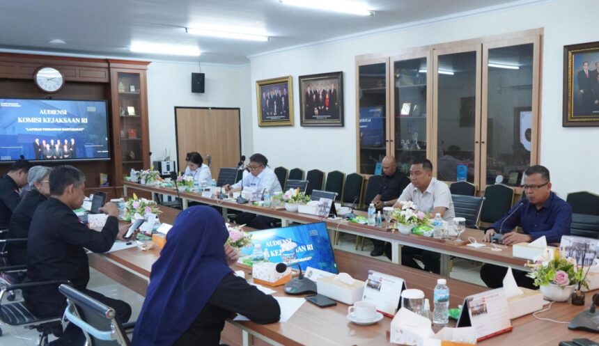 Kepala Kejari Jakarta Selatan, Iwan Catur Karyawan memenuhi undangan Komjak RI untuk memberikan informasi perkembangan eksekusi Silvester Matutina. Foto: Komjak RI