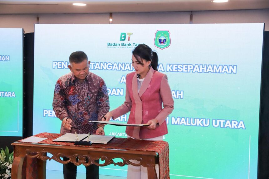 Penandatanganan Nota Kesepahaman (MoU) antara Badan Bank Tanah dan Pemerintah Provinsi Maluku Utara untuk optimalisasi lahan negara dalam pengembangan ekosistem industri kelapa berkelanjutan. Foto: Dok BNI