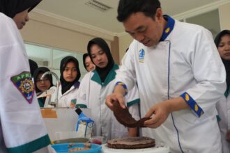 Chef Irfan Indrayana menghadirkan 6 resep produk dilatihnya, seperti Roti Taiwan, Mini Pizza, Fuity Bomboloni, Donut, Pandan Chiffon Cake, dan Black Forrest kepada para pelajar dalam kegiatan Bogasari Mengajar di SMKN 2 Kabupaten Pandeglang, Banten, Jumat (24/10/2025). Foto: Ist
