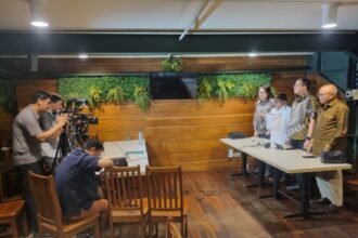 Koalisi Sipil Masyarakat Anti Korupsi (KOSMAK) melayangkan surat pengaduan kepada Presiden Prabowo Subianto, Jumat (24/10/2025), terkait dugaan penyalahgunaan wewenang oleh Jaksa Agung Muda Tindak Pidana Khusus (Jampidsus) Kejaksaan Agung, Febrie Adriansyah.