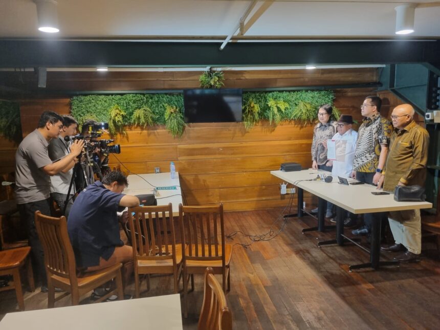 Koalisi Sipil Masyarakat Anti Korupsi (KOSMAK) melayangkan surat pengaduan kepada Presiden Prabowo Subianto, Jumat (24/10/2025), terkait dugaan penyalahgunaan wewenang oleh Jaksa Agung Muda Tindak Pidana Khusus (Jampidsus) Kejaksaan Agung, Febrie Adriansyah.