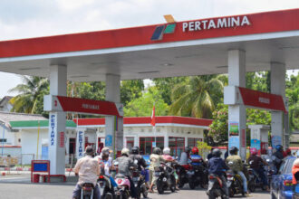 Pemerintah akan mewajibkan penggunaan bahan bakar minyak (BBM) yang dicampur dengan 10 persen bioetanol, atau dikenal dengan E10, mulai tahun 2027. Foto: Istock @Muhammad Labib Adilah