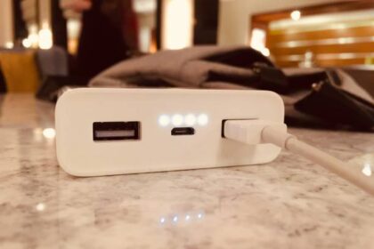 KAI menerapkan aturan baru yang melarang penumpang mengisi daya powerbank menggunakan stopkontak kereta demi menjaga keselamatan dan kenyamanan perjalanan. Foto: Istock @Rancic Aleksandar