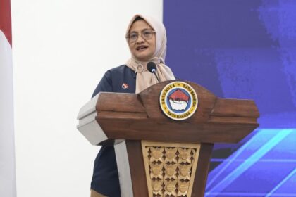 Direktur Utama Telkom Dian Siswarini saat memberikan sambutan pada acara peresmian Digital Lab Telkom di SMA Taruna Nusantara Kampus Cimahi, pada Senin (20/10/2025). Foto: Telkom Indonesia