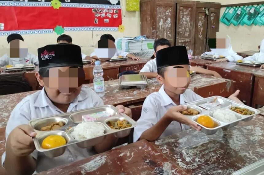 Siswa yang diduga mengalami gejala keracunan setelah mengonsumsi makanan program Makan Bergizi Gratis (MBG) di Sleman, Jumat (24/10/2025). Foto: IG @tkpdemak