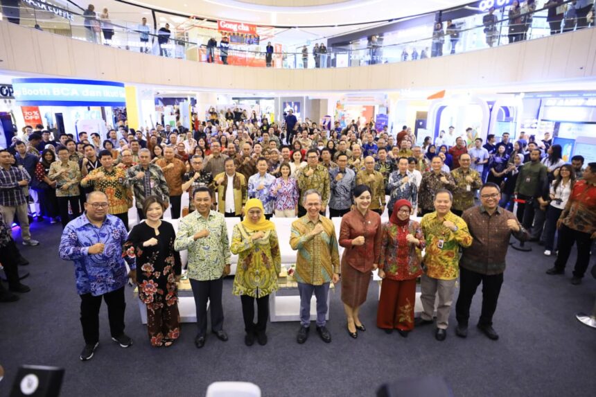 Ketua Dewan Komisioner OJK Mahendra Siregar beserta jajaran dalam pembukaan Puncak Bulan Inklusi Keuangan (BIK) 2025 di Surabaya, Jumat. Foto: Dok OJK