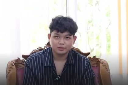Mahasiswa Fakultas Hukum Universitas Diponegoro, Chiko Radityatama Agung Putra, menyampaikan permohonan maaf secara terbuka atas kasus konten deepfake “Skandal Smanse” yang melibatkan nama SMAN 11 Semarang, Jumat (25/10/2025). Foto: Tangkap layar IG @fakta.indo