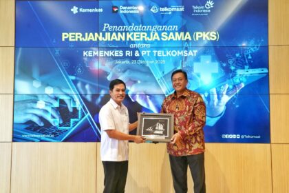 Direktur Utama Telkomsat Lukman Hakim Abd Rauf (kanan) saat memberikan cinderamata kepada Wakil Menteri Kesehatan Prof. dr. Dante Saksono Harbuwono, Sp.PD-KEMD., Ph.D (kiri) pada acara Penandatanganan Perjanjian Kerja Sama (PKS) antara Kemenkes RI dan Telkomsat, pada Kamis (23/10/2025). Foto: Telkom Indonesia