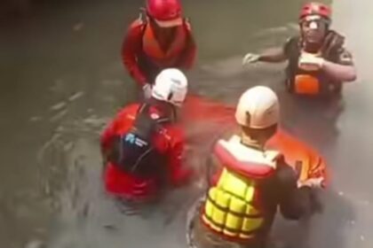 AMR berusia 8 tahun diduga telah ditemukan usai terseret arus selokan di daerah perumahan Pamulang Estate, Kecamatan Pamulang, Kota Tangerang Selatan. Foto: Tangkap layar IG @seputartangsel