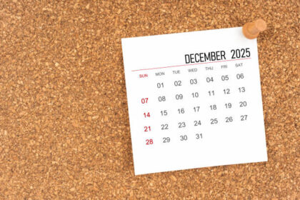 Ilustrasi, Lembar kalender putih untuk Desember 2025 dengan paku jempol di papan kayu. Foto: Istcok @southtownboy