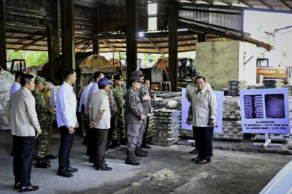 Presiden Prabowo Subianto menyaksikan secara langsung Penyerahan Aset Barang Rampasan Negara kepada PT Timah Tbk, Senin (6/10/2025). Foto: BPMI Setpres