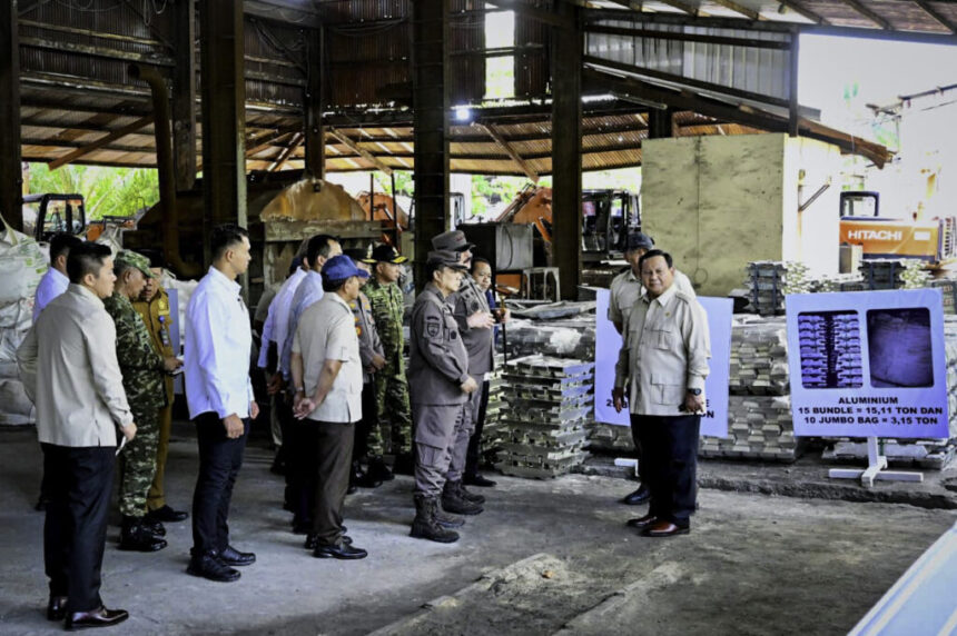 Presiden Prabowo Subianto menyaksikan secara langsung Penyerahan Aset Barang Rampasan Negara kepada PT Timah Tbk, Senin (6/10/2025). Foto: BPMI Setpres