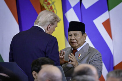 Presiden Prabowo dan Presiden Trump berbincang di International Congress Centre, Sharm El-Sheikh, Mesir. Foto: BPMI Setpres